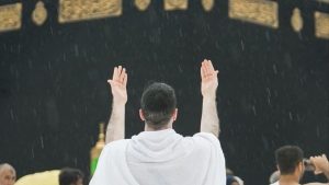 Rukun umroh, orang yang berdoa di kakbah